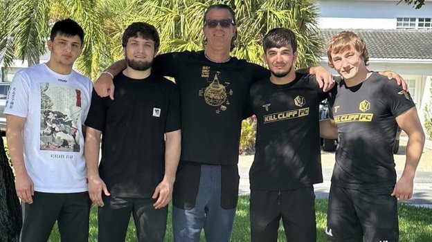 Генри Хуфт (в центре).