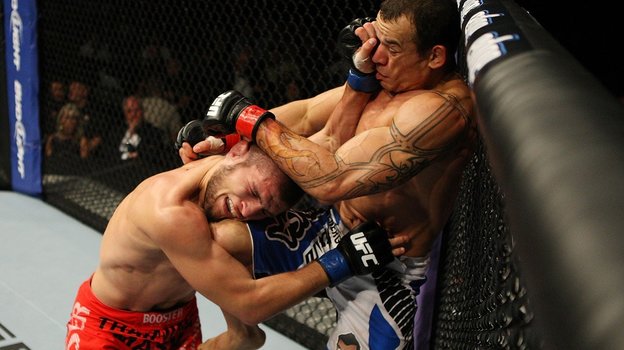 Хабиб принимает колено от Тибау. Хабиб принимает колено от Тибау.