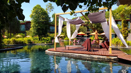 Лежаки в отеле в Таиланде