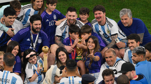 Лионель Месси в окружении своих многочисленных родственников. Лионель Месси в окружении своих многочисленных родственников