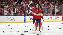 Хоккейный вратарь Сергей Бобровский.