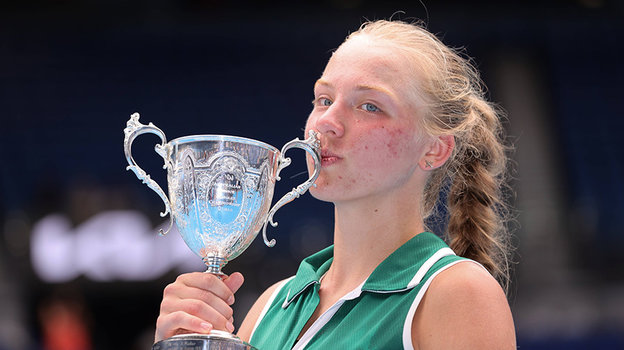 Алина Корнеева с чемпионским кубком юниорского Australian Open.