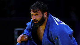 Российского дзюдоиста засудили в финале ЧМ. А затем извинились и отдали ему золотую медаль