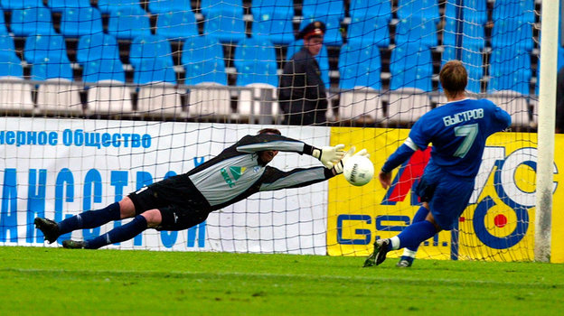 Роман Березовский отбивает пенальти.