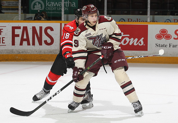 Семен Дер-Аргучинцев в игре за «Питерборо Питс». Хоккеист Семен Дер-Аргучинцев.