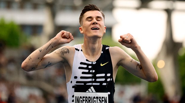 Якоб Ингебригтсен празднует победу. Легкоатлет Якоб Ингебригтсен.