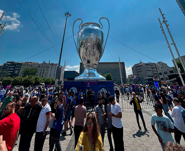 Болельщики на улицах Стамбула.