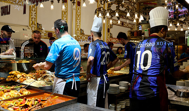 Стамбульские повара в футболках соперников.