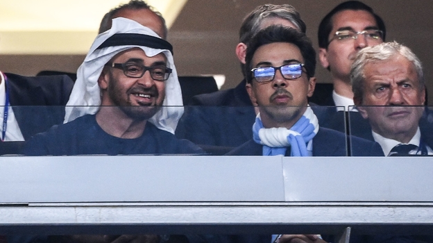 Шейх Мансур (справа).