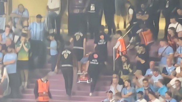 Фаната «Сити» вынесли со стадиона Ататюрка в Стамбуле на носилках.