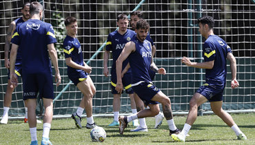 Игроки «Фенербахче» на тренировке перед финалом Кубка Турции.