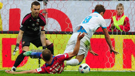 Василий Березуцкий сбивает в штрафной Александра Кокорина