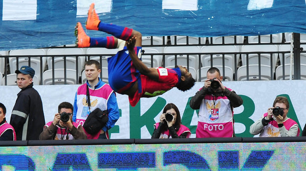 Футболист Аарон Оланаре делает кульбит после гола