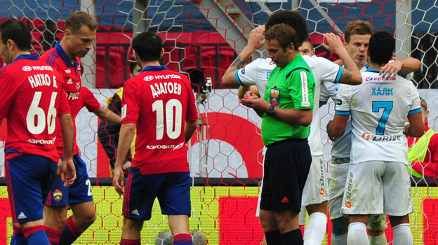 Судья Александр Егоров удаляет с поля Василия Березуцкого