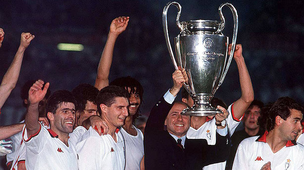 Сильвио Берлускони с кубком Лиги чемпионов. Сильвио Берлускони с кубком Лиги чемпионов