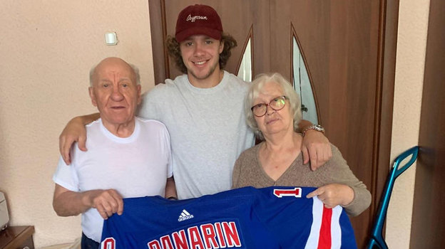 Артемий Панарин с дедвушкой и бабушкой. Артемий Панарин с дедвушкой и бабушкой