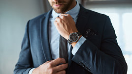 Мужчина в костюме и часах.