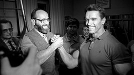 Актер и бодибилдер Арнольд Шварценеггер со своим кумиром тяжелоатлетом Юрием Власовым.