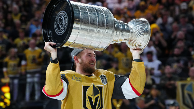 Форвард «Вегаса» Иван Барбашев c Кубком Стэнли.