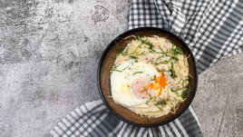 Овсянка с сыром, яйцом и зеленью.