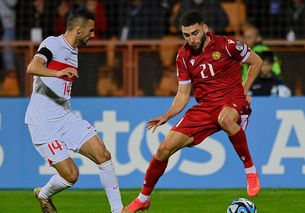 Наир Тикнизян (справа) в матче с Турцией.
