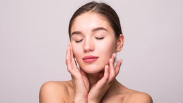 Девушка гладит лицо руками