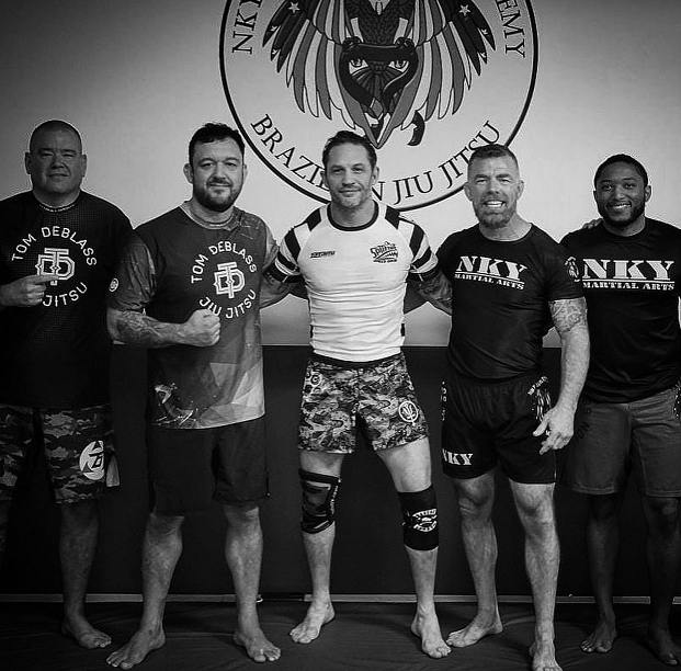 Том Харди (в центре) на тренировке по джиу-джитсу.