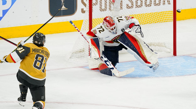 Сергей Бобровский против Джонатана Маршессо в пятом матче финала «Вегас» - «Флорида» (9:3) в Парадайсе 13 июня.