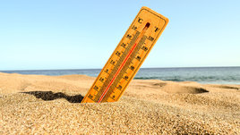 Градусник в песке на пляже