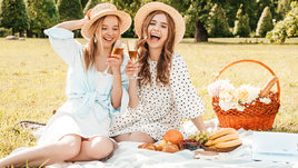 Две девушки на пикнике в парке