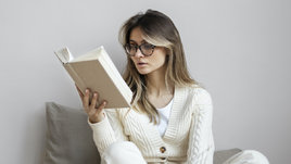 Девушка перечитывает книгу из школы