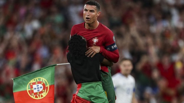 Фанат приподнял Криштиану Роналду.