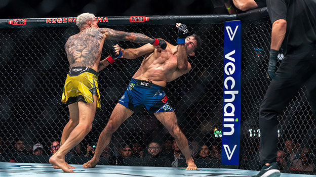 Бой Чарльза Оливейры и Бенеила Дариуша.