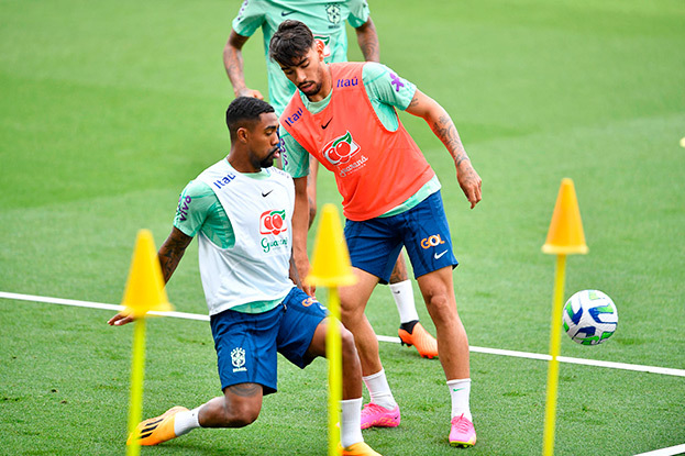 Малком против Лукаса Пакеты на тренировке сборной.