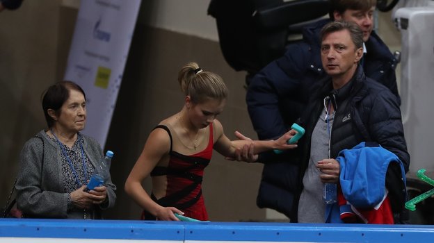 Алиса Ефимова с тренерами Тамарой Москвиной и Олегом Васильевым.