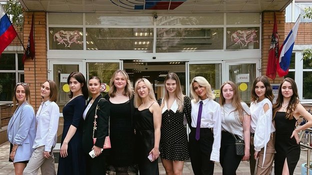 Фотография Худайбердиевой с выпускного.