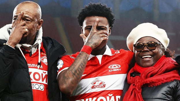 Квинси Промес со своими родителями. Футболист Квинси Промес со своими родителями