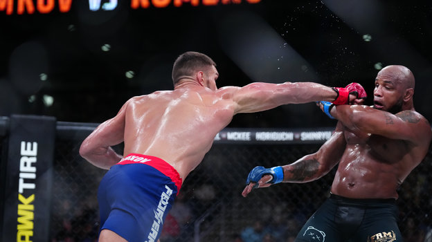 Вадим Немков наносит удар Йоэлю Ромеро. Бойцы ММА Вадим Немков и Йоэль Ромеро.