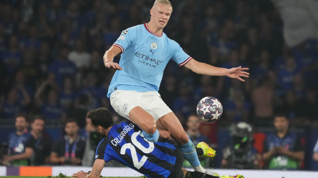 Эрлинг Холанн против Хакана Чалханоглу.