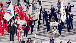 Олимпийская делегация ОКР и сборная беженцев на церемонии открытия Игр в Токио