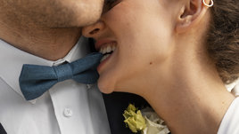 Невеста проявляет нежность к своему жениху