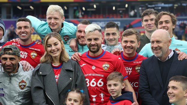 Владимир Федотов с игроками ЦСКА. В центре Георгий Щенников с супругой Дианой.