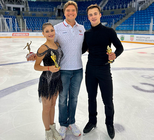 Алена Косторная и Георгий Куница с тренером.