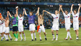 Футболисты сборной России после победы над Нидерландами на Евро-2008.