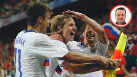 Футболисты сборной России Сергей Семак, Роман Павлюченко и Константин Зырянов празднуют гол в ворота сборной Нидерландов.