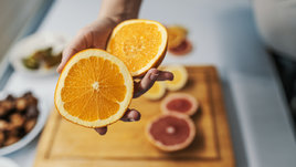 Апельсины в разрезанном виде.