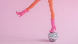 Ноги куклы Барби в розовых сапогах