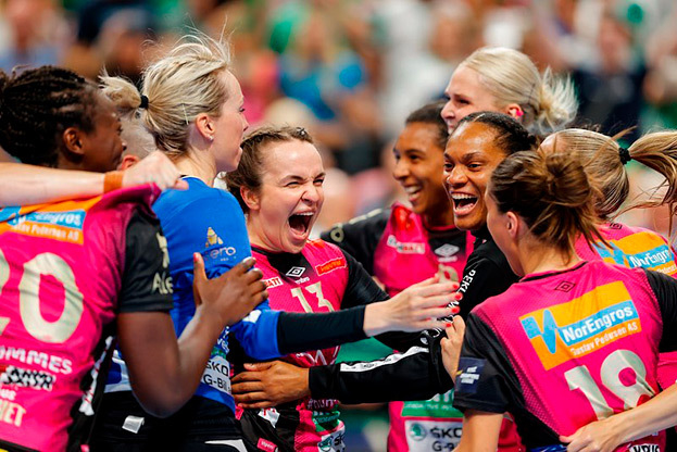 Анна Вяхирева с одноклубницами по «Кристиансанду». Гандболистка Анна Вяхирева.