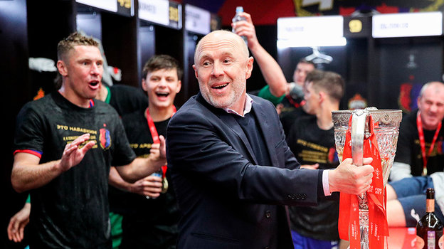 Владимир Федотов с трофеем победителей Кубка России. Главный тренер ЦСКА Владимир Федотов.