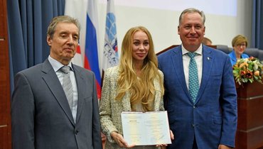 Президент ОКР Станислав Поздняков (справа), гимнастка Анастасия Максимова и исполнительный директор Фонда поддержки олимпийцев России Александр Катушев.